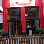 Le Napolitain outside