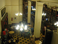 El Gato Negro inside