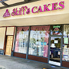 Skiff's Cakes outside