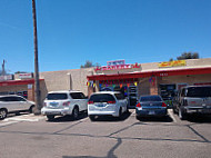 Los Reyes Bakery Panaderia outside