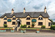 Golden Lion Inn outside