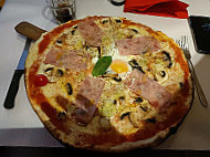 Harmonie pizzeria food