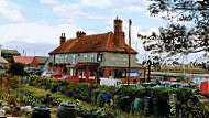 The Queens Head outside