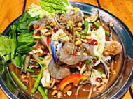 បងប្អូនស្រី ៣​ នាក់​ (3 Sisters) food