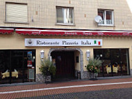 Pizzeria Italia outside