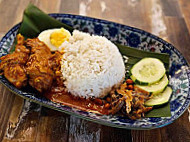 Nasi Lemak Berlauk Jalan Masuk Taman Kandiah inside