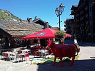 La Vache Rouge inside