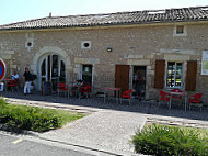 Au Petit Creux outside