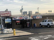 Happy's Market outside