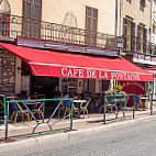 Café de la Fontaine inside