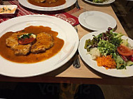 Schwarzer Bar food