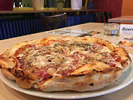 AVANTI Mr. Pizza inside