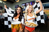 HOOTERS food