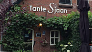 Tante Sjaan Vierhouten outside