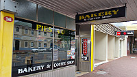 Pies 4 U outside