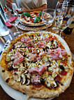 Pizzeria La Bonne Mère food