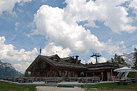 Rifugio Su'n Paradis outside