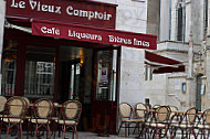 Le vieux comptoir inside