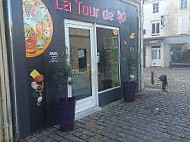 La Tour De Pizz' outside