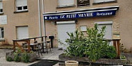 Le Petit Meyrié outside