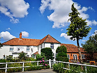 The White Hart Inn outside