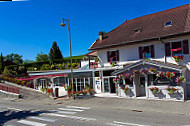 Le Café Du Chalet outside