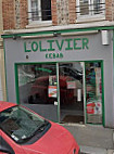 L'olivier outside