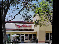 Yogurtland outside