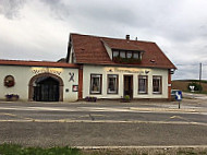 A La Bonne Auberge outside