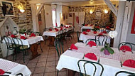 Le Restaurant des Amis inside