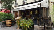 Bistro Le Cinq outside