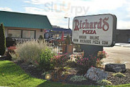 Richard's Pizza outside