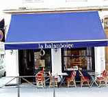 La Pharmacie Bistrot Ludique inside