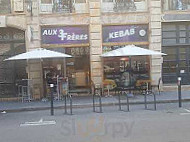 Aux 3 Freres Kebab outside