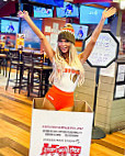 HOOTERS food