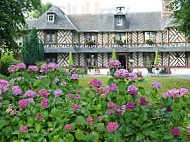 Le Relais des Fauveries outside