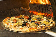 Pizza Cuite Au Feu De Bois food