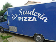 La Scudéria Pizza outside