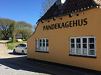 Genner Hoel Pandekagehus outside