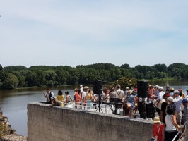 La Plage De Montsoreau outside