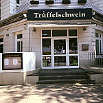 Trüffelschwein outside