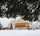 Rifugio Pederu outside