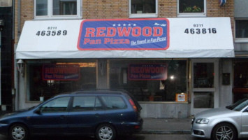 Redwood Pan Pizza outside