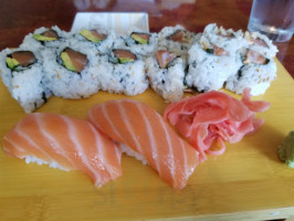 Lee's Sushi food