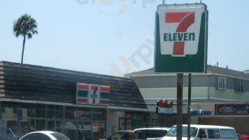 7-eleven outside