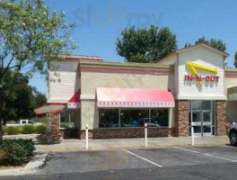 In-n-out Burger outside