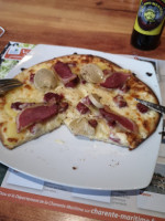 Pizza Des Halles food