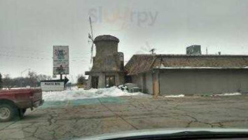 Wooden Windmill Lounge Liquor Store outside