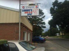 Lannie's -b-q outside