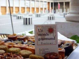 Un Monde Gourmand outside